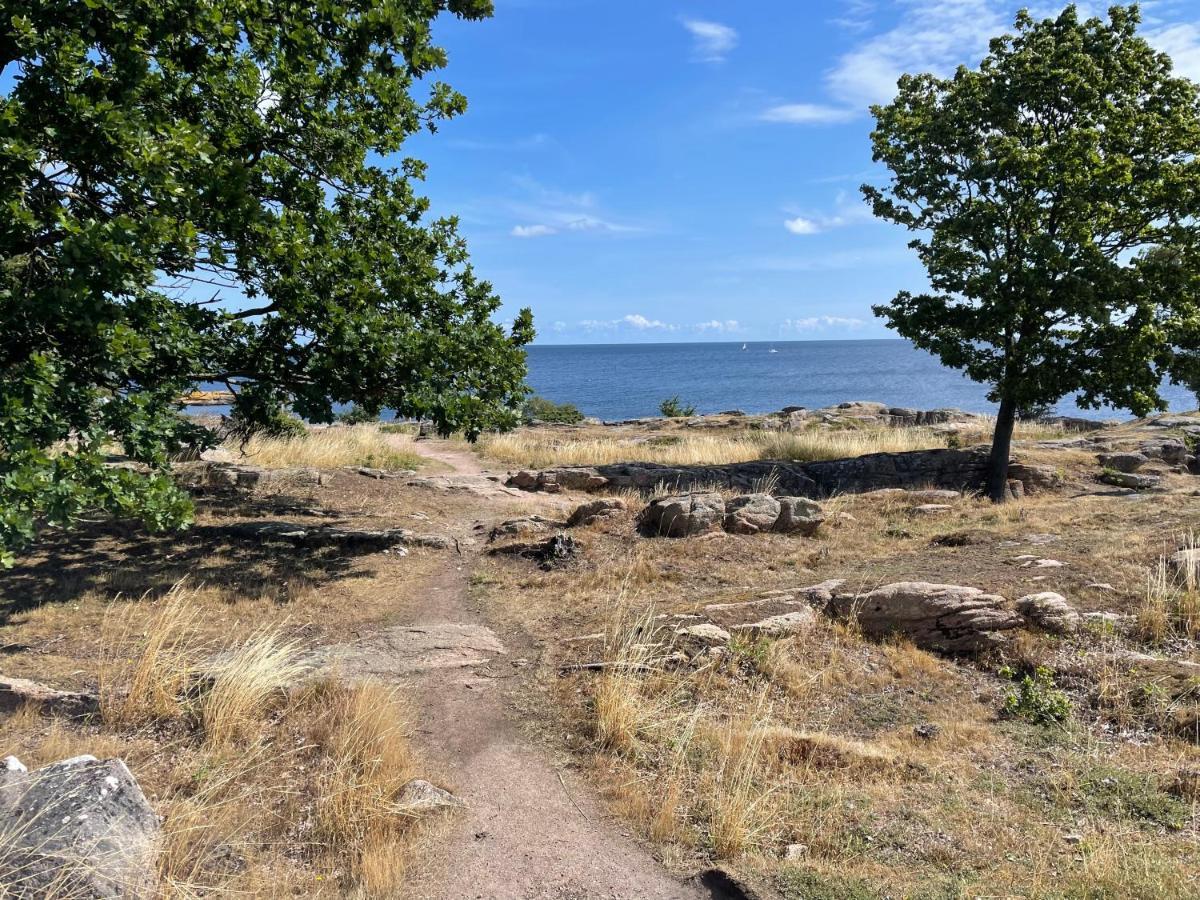 Nybygget Hus I Svaneke Taet Pa Klipper, Skov Og Hav Exterior foto